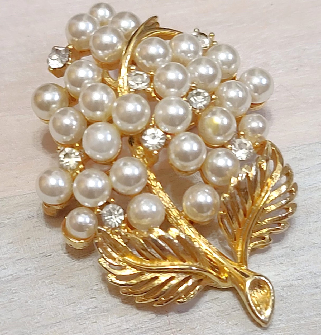Lisner jewelry, Pearl and rhinestones grape like cluster pin, brooch