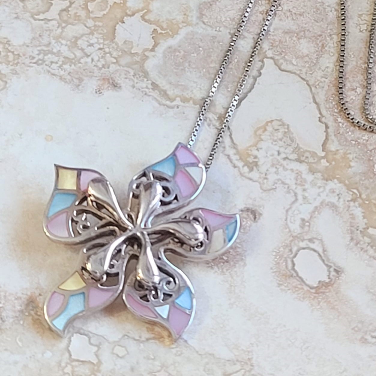 Mother of Pearl Inlay Floral Pendant & Box Chain 925 SS