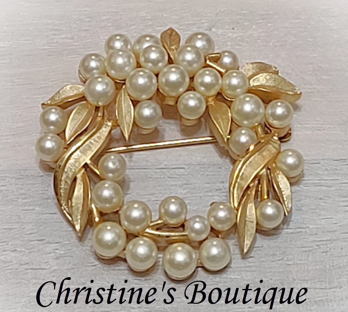 Wreath pin with leaves and pearls