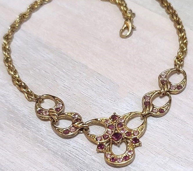 Vintage goldtone neckalce with purple crystals