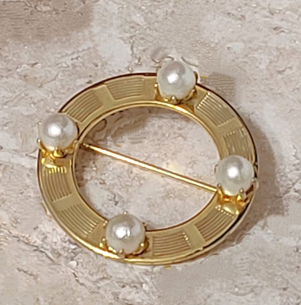Vintage circle pin with pearls