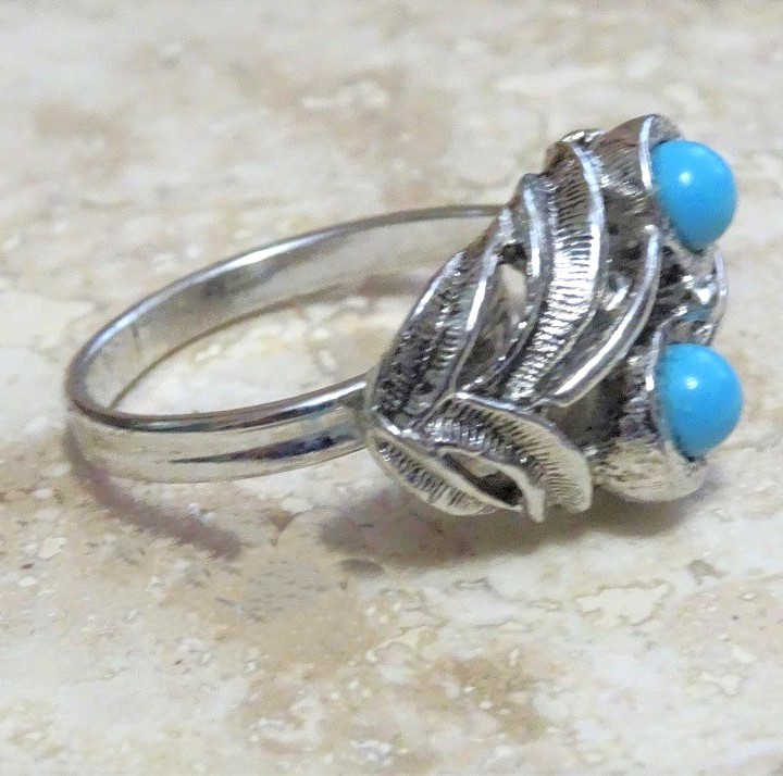 Vintage adjustable ring, by designer Sarah Coventry turquoise cabachon beads