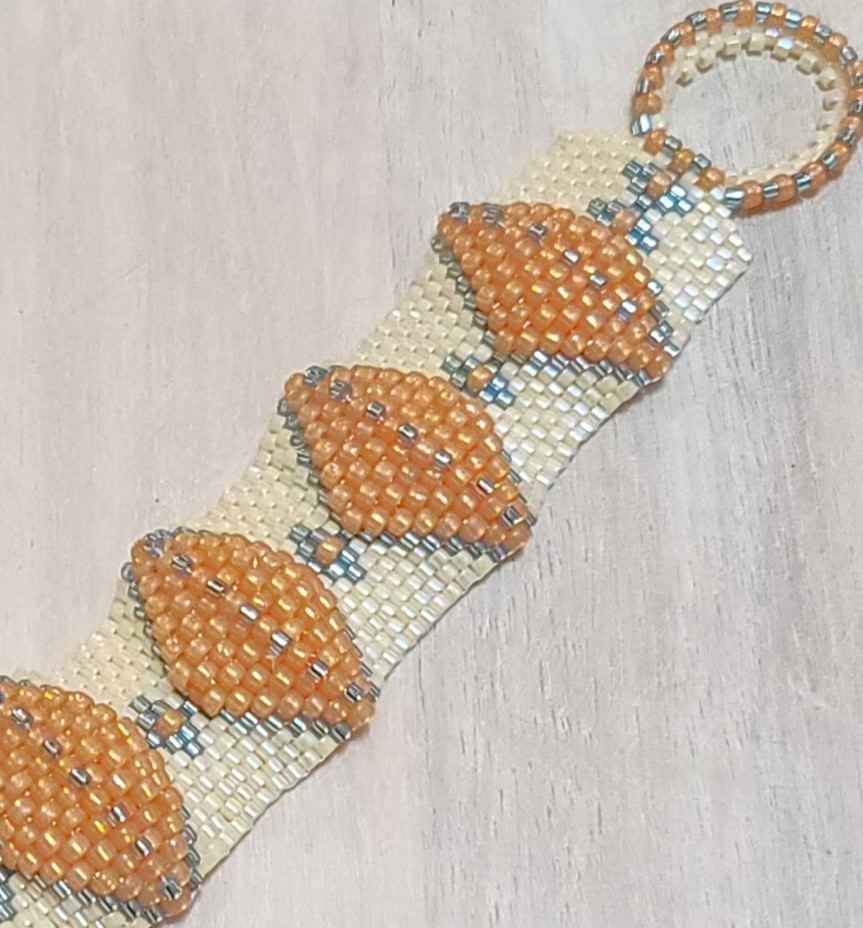 Beaded glass raised diamond shaped bracelet