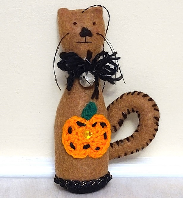 Cat ornament, handmade, felt ornament - Halloween gingerbread with pumpkin applique