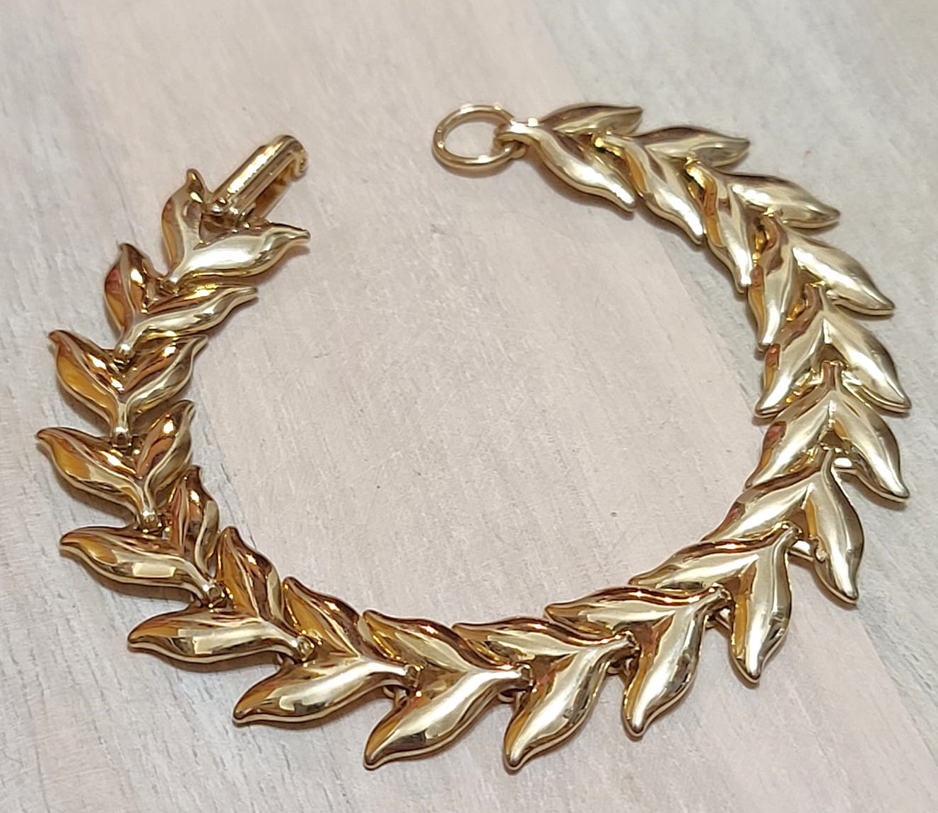 Vintage goldtone bracelet, link style with leaf motif design