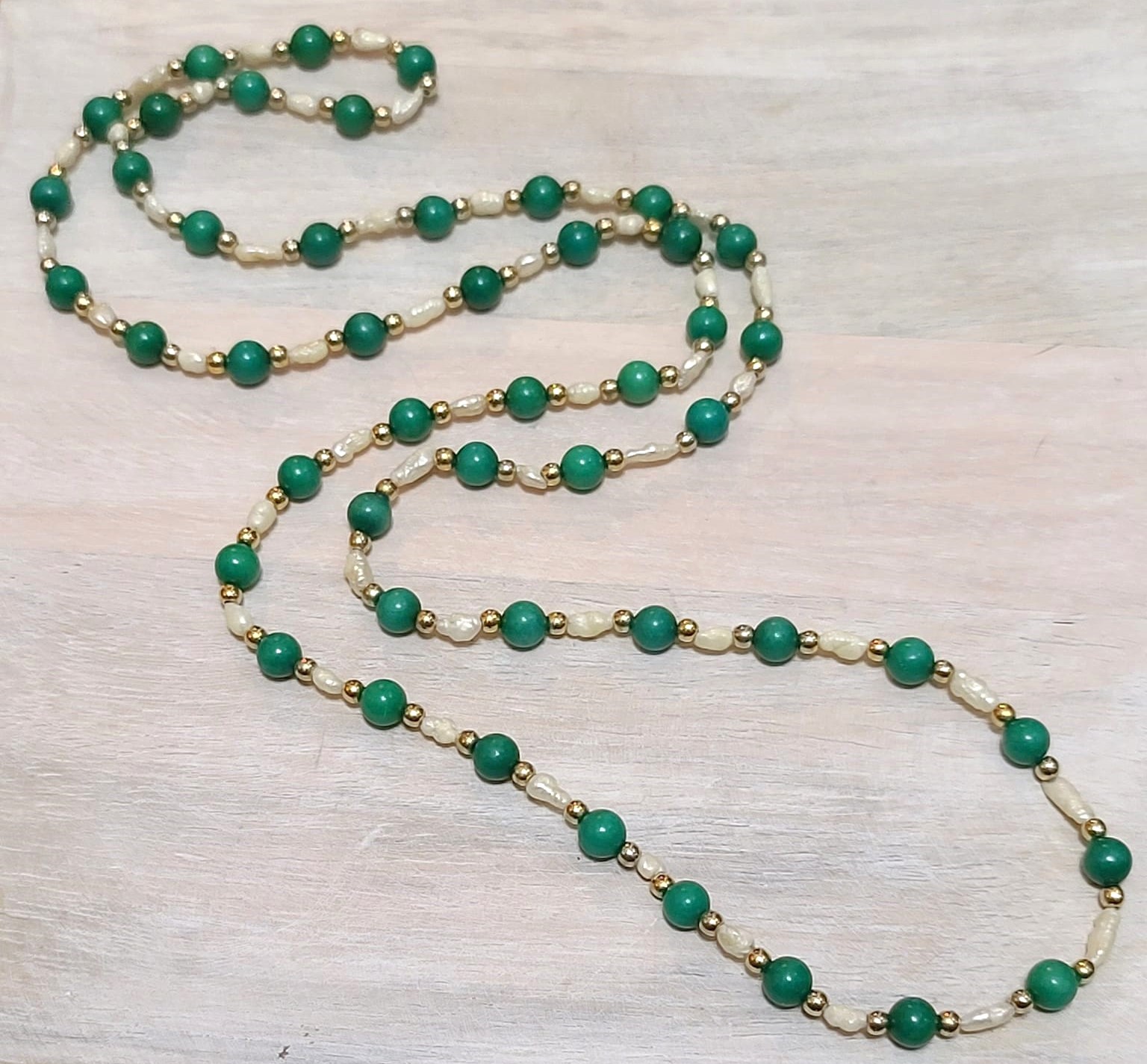 Cultured pearls and green glass beads vintage necklace, flapper necklace 32 inches