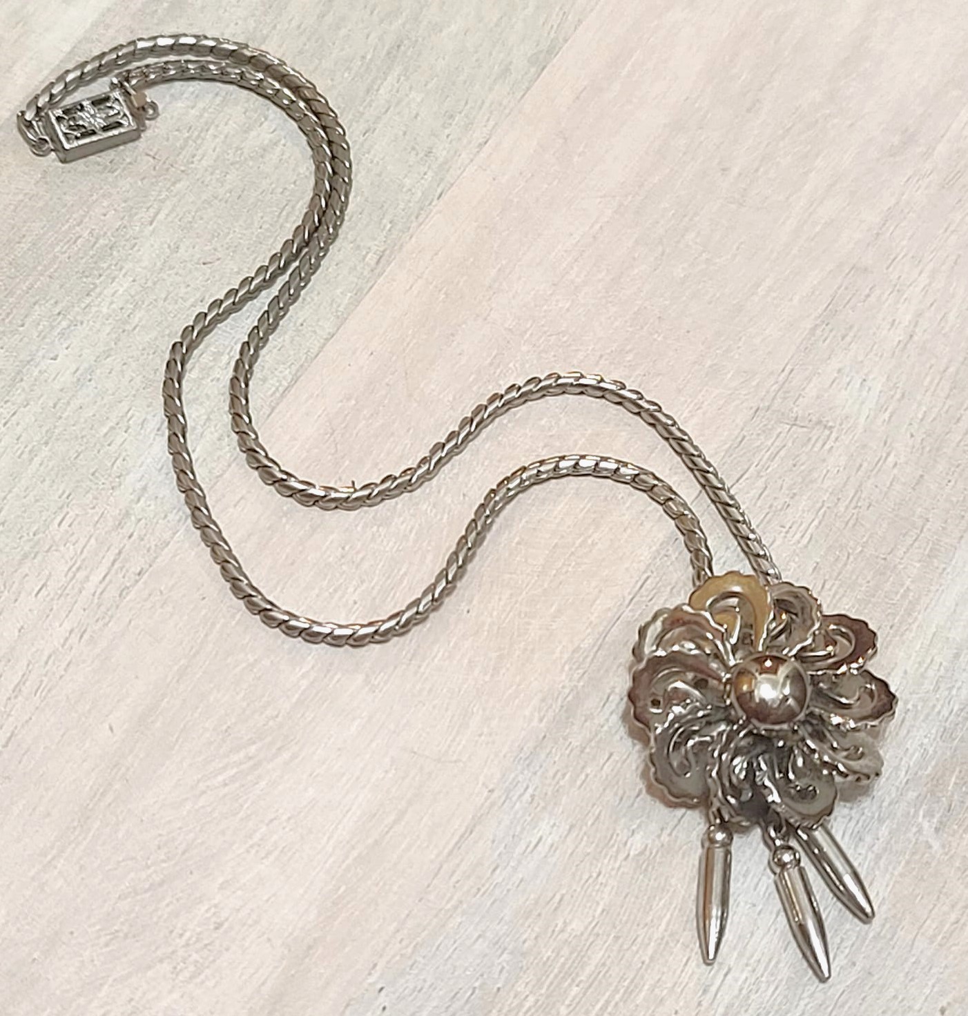Flower center pendant necklace, vintage