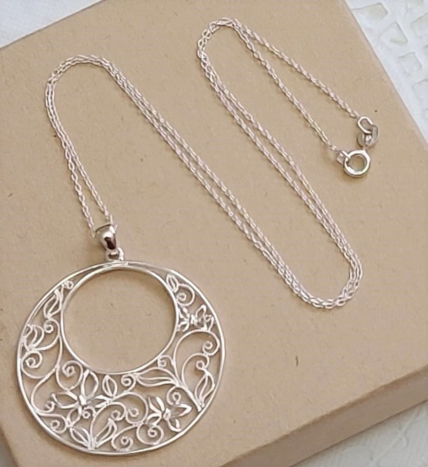 925 Sterling Silver Circle Pendant on Chain 17" - Click Image to Close