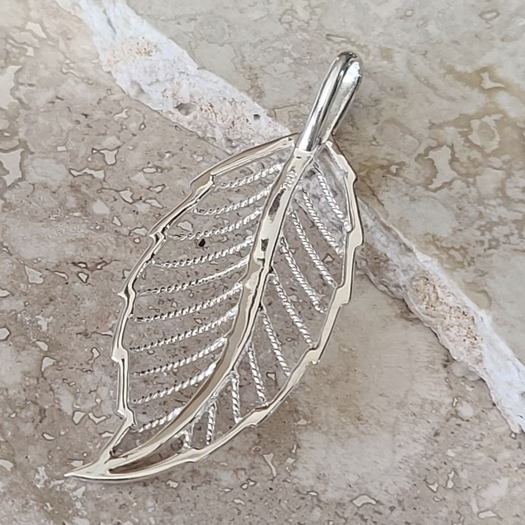 925 Sterling Silver Cut out Leaf Pattern Pendant - Click Image to Close