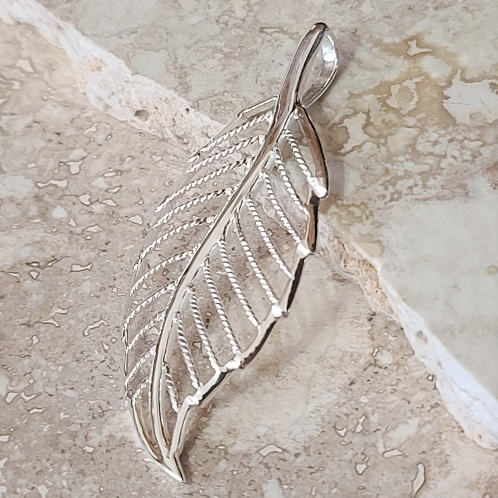 925 Sterling Silver Cut out Leaf Pattern Pendant