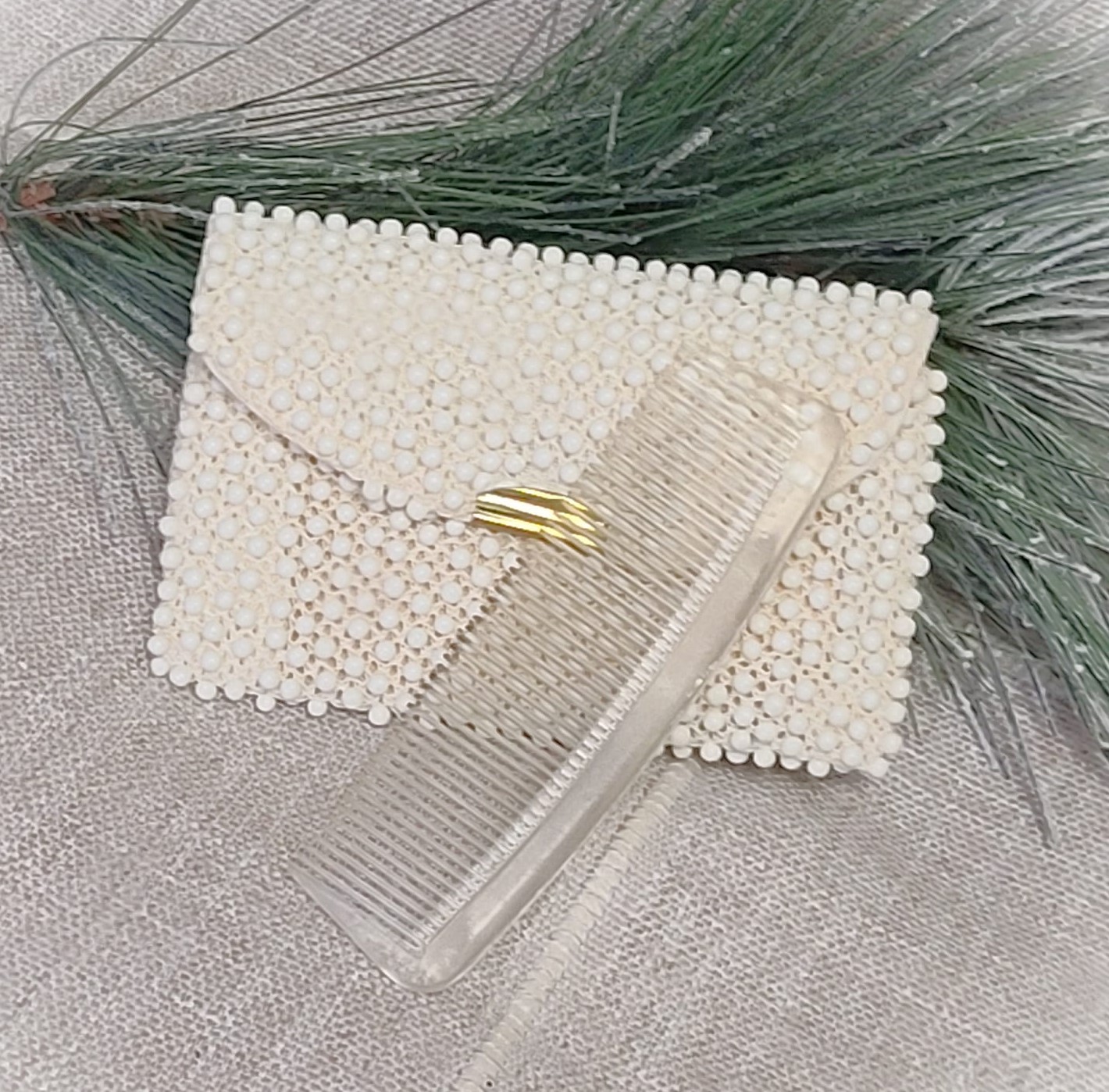 white popcorn bead coin purse with matched comb vintage