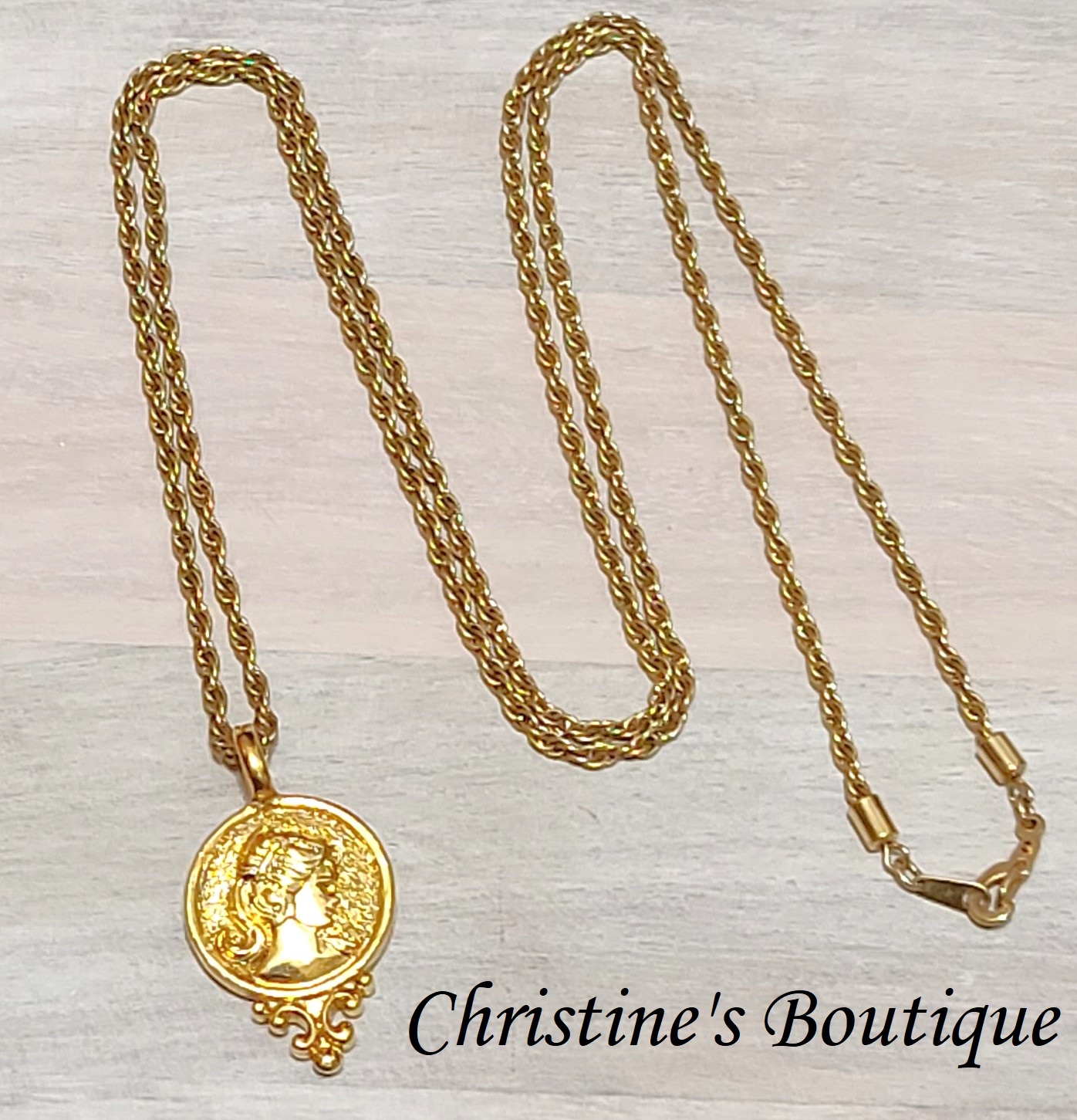 Vintage cameo pendant necklace, goldtone 1970's