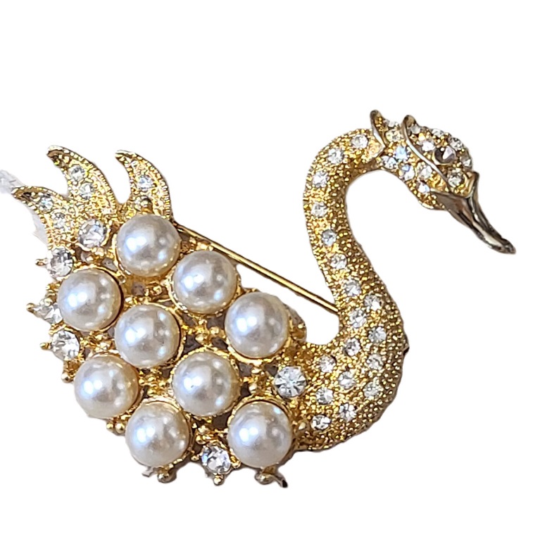 Swan pn with rhinestones and pearls