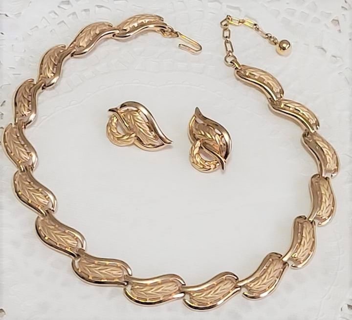 Trifari Goldtone Leaf Pattern Demi Necklace and Earrings Set