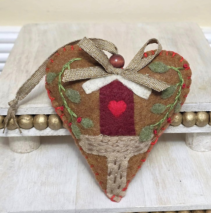 Gingerbread heart ornament, birdhouse scene, bird lover ornament, felt and embroidery, handmade ornament