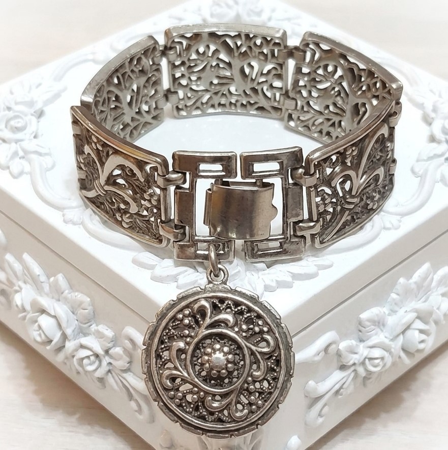 Medallion charm bracelet, vintage, orante and scroll detail, silvertone, heavy