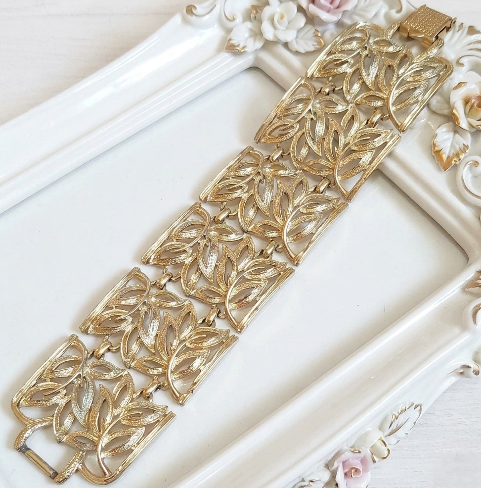 Vintage Coro Bracelet in Goldtone with Open Leaf Pattern