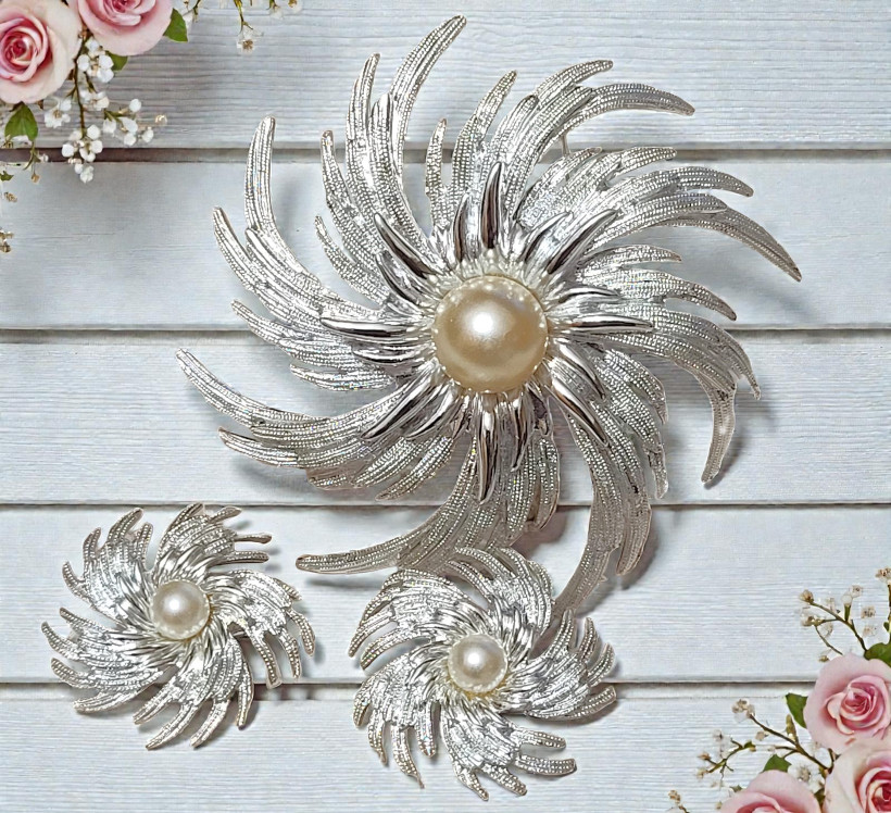 Sarah Coventry Whirling Star Brooch & Earrings Set