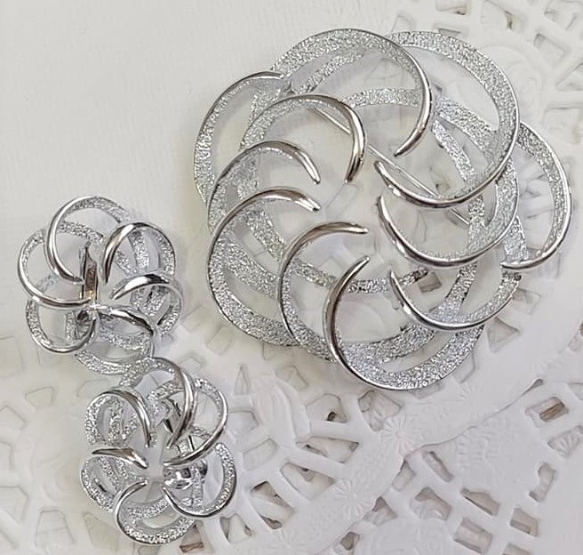 Sarah Coventry Silver Tone Barnished Swirls Brooch & Earrings