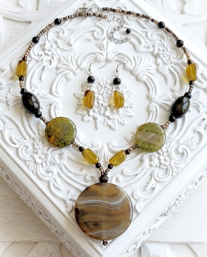 Agate Gemstone Pendant Necklace and Earrings