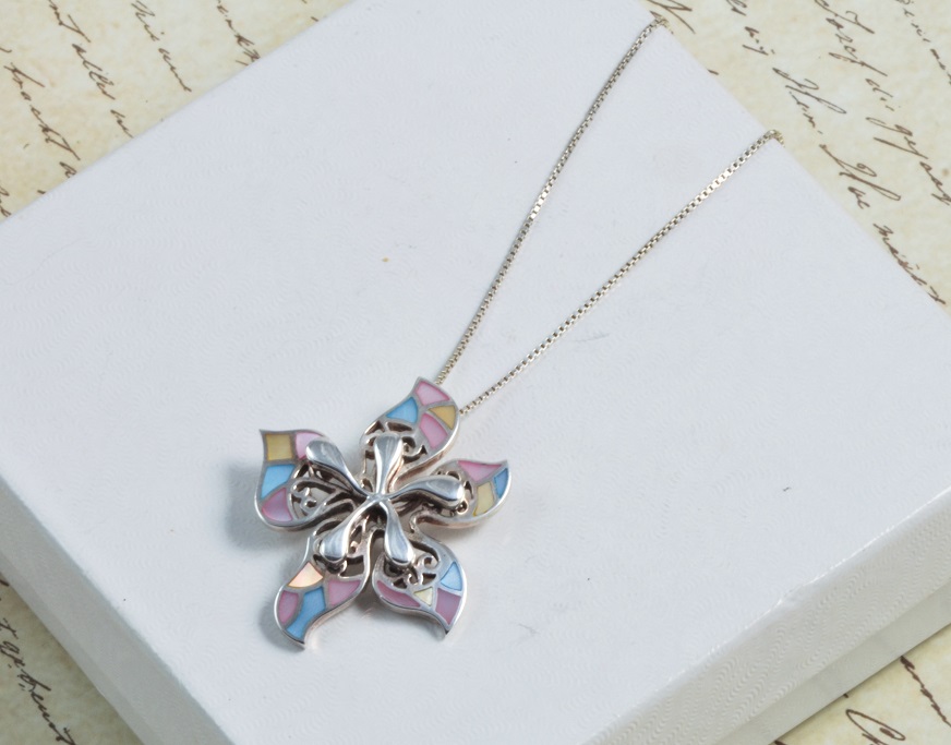Mother of Pearl Inlay Floral Pendant & Box Chain 925 SS