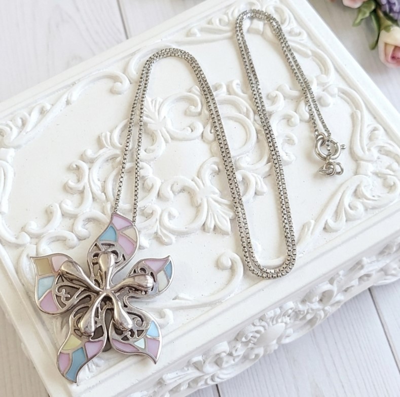 Mother of Pearl Inlay Floral Pendant with Sterling Silver Box Chain