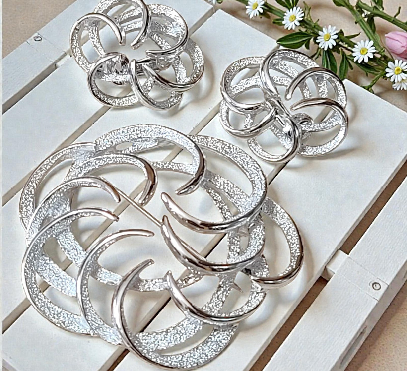 Sarah Coventry pin set, brooch and clip on earrings, silver barnished swirl pin and earrings