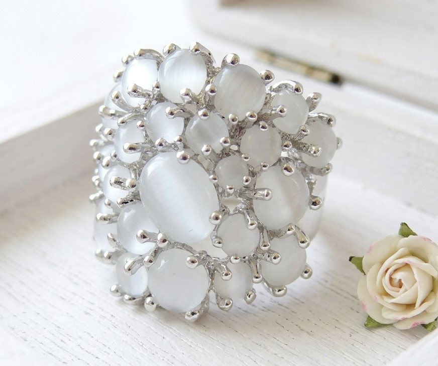 White Cats eye stone Fashion Ring Size 7
