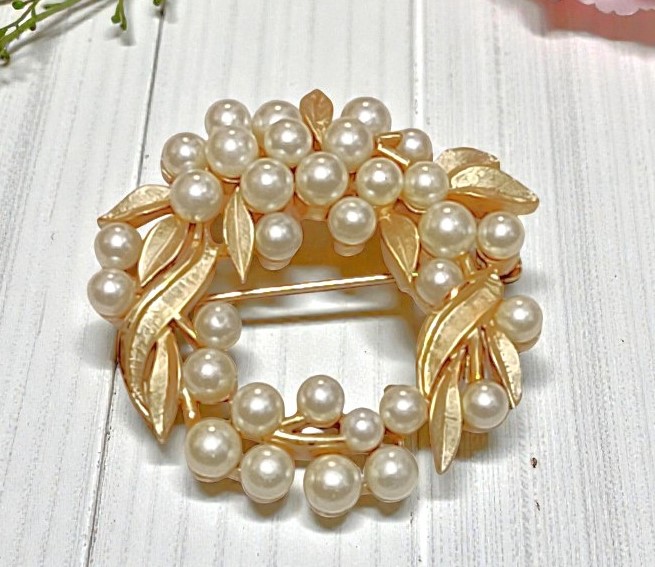 Wreath pin with leaves and pearls