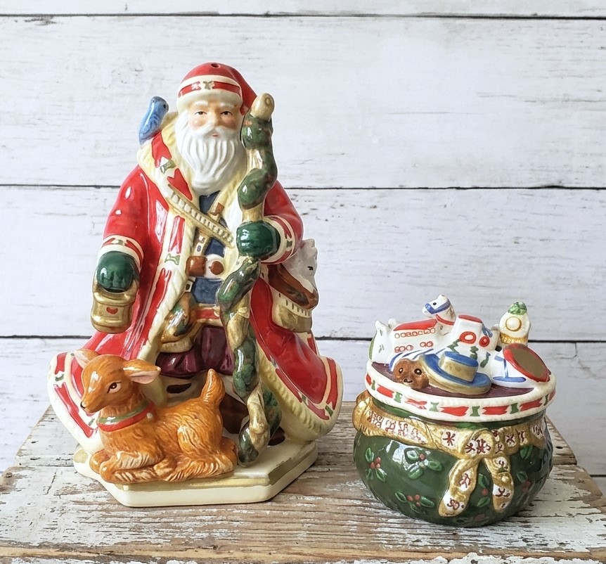 Studio Nova by Mikasa Woodland Holly Santa Salt & Pepper Set