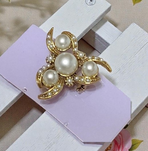 Rhinestone and Pearl Small Pin Rhinestone and Pearl Small Pin
