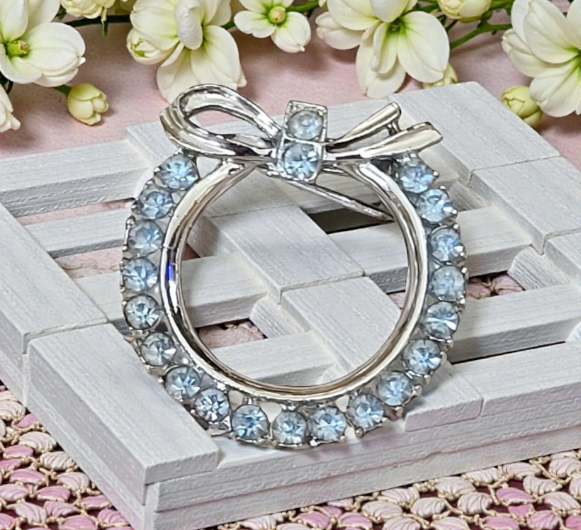 Blue Rhinestone Circle Wreath Pin