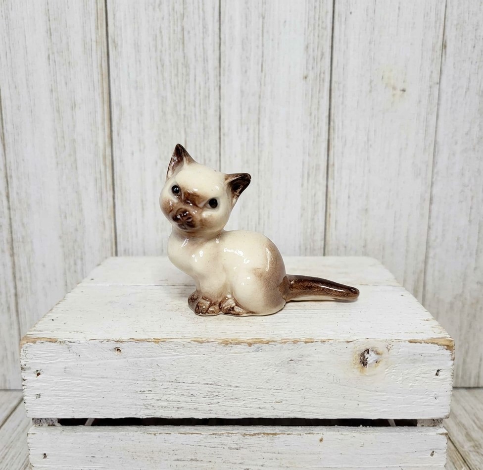 Hagen-Renaker Miniature Siamese Cat Figure