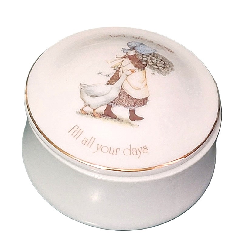 Holly Hobbie Designers Collection Porcelain Jewlery Box - Click Image to Close