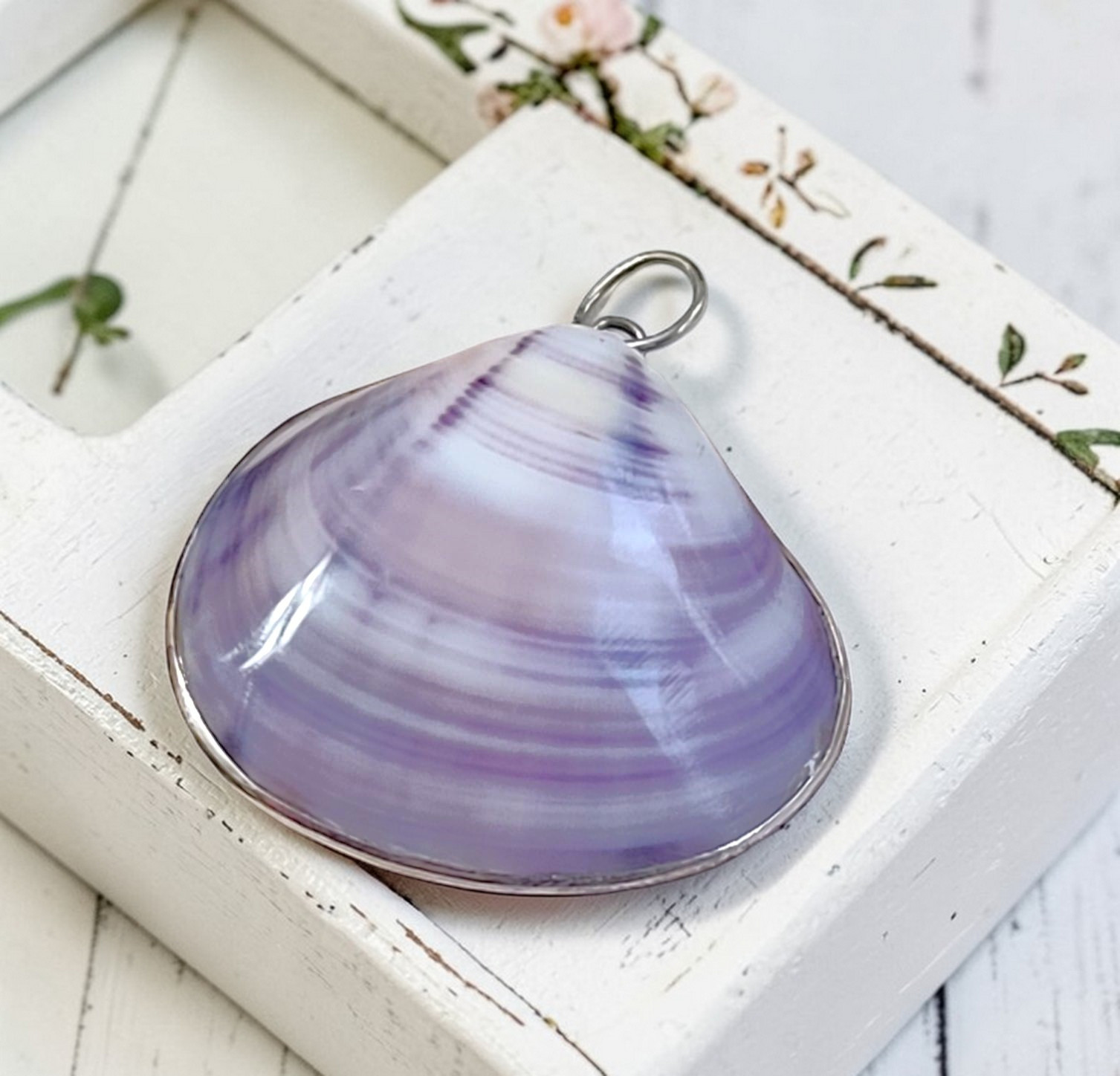 Purple Clam Shell Set in Sterling Silver Pendant Purple Clam Shell Set in Sterling Silver Pendant
