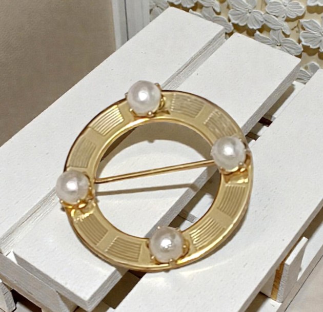 Vintage circle pin with pearls