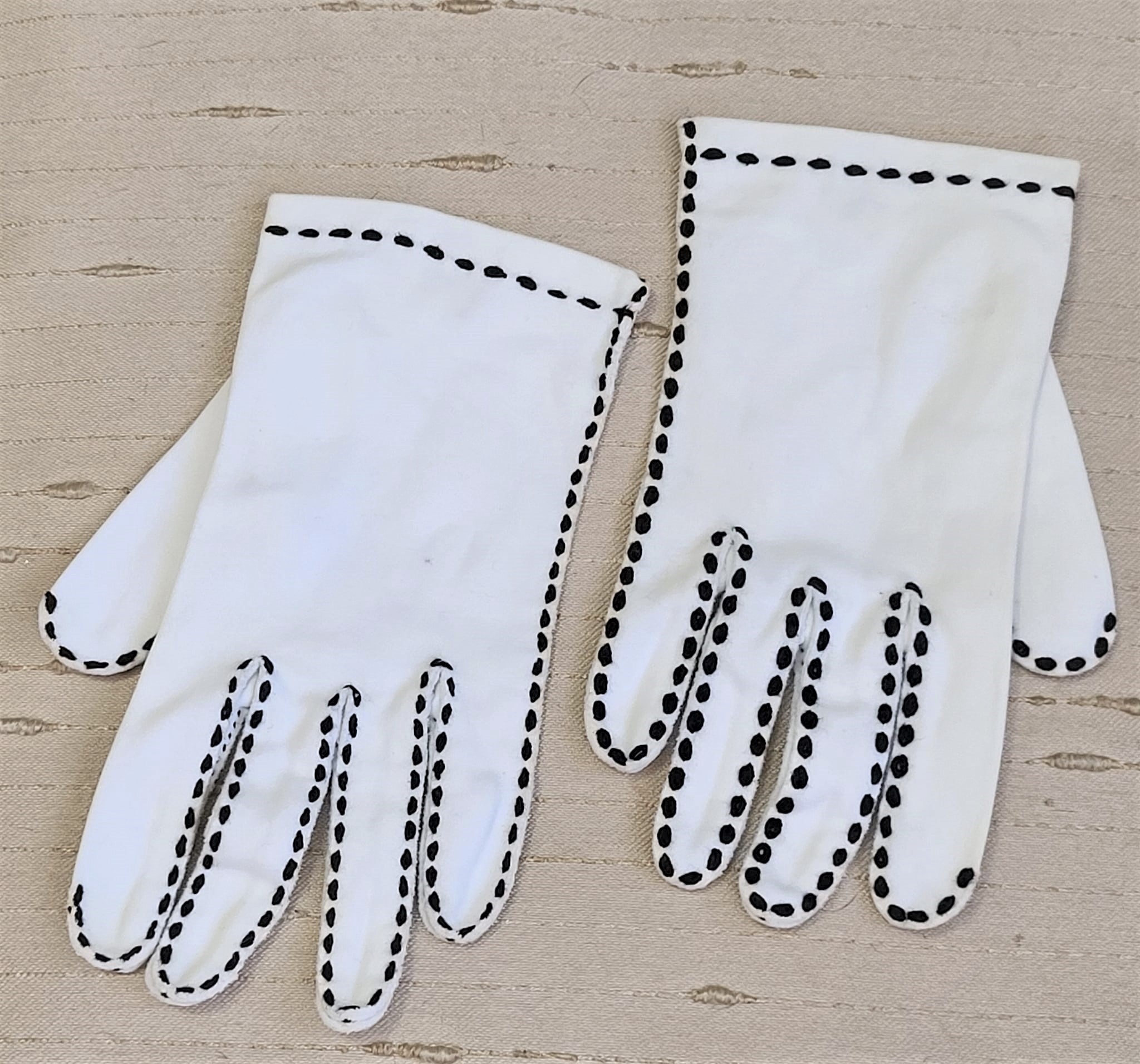 Gloves Vintage White & Contrast Stitch Black Wristlet Length