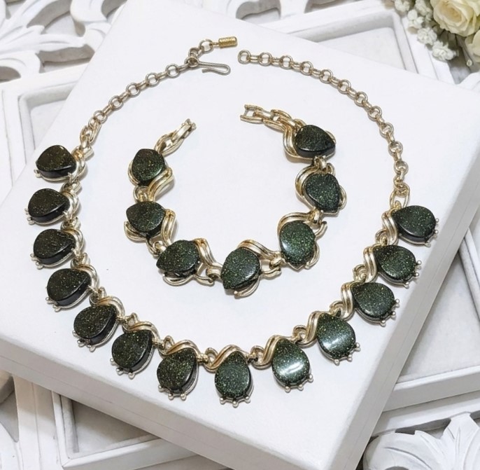 Thermoset Dark Green Speckle Necklace & Bracelet Set