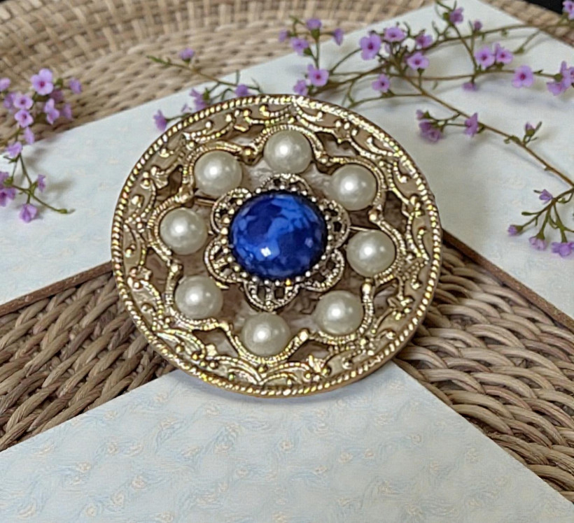 Blue Cabochon and Pearl Circle Pin Blue Cabochon and Pearl Circle Pin