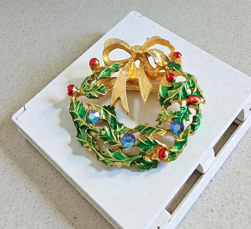 Christmas Wreath Vintage Pin