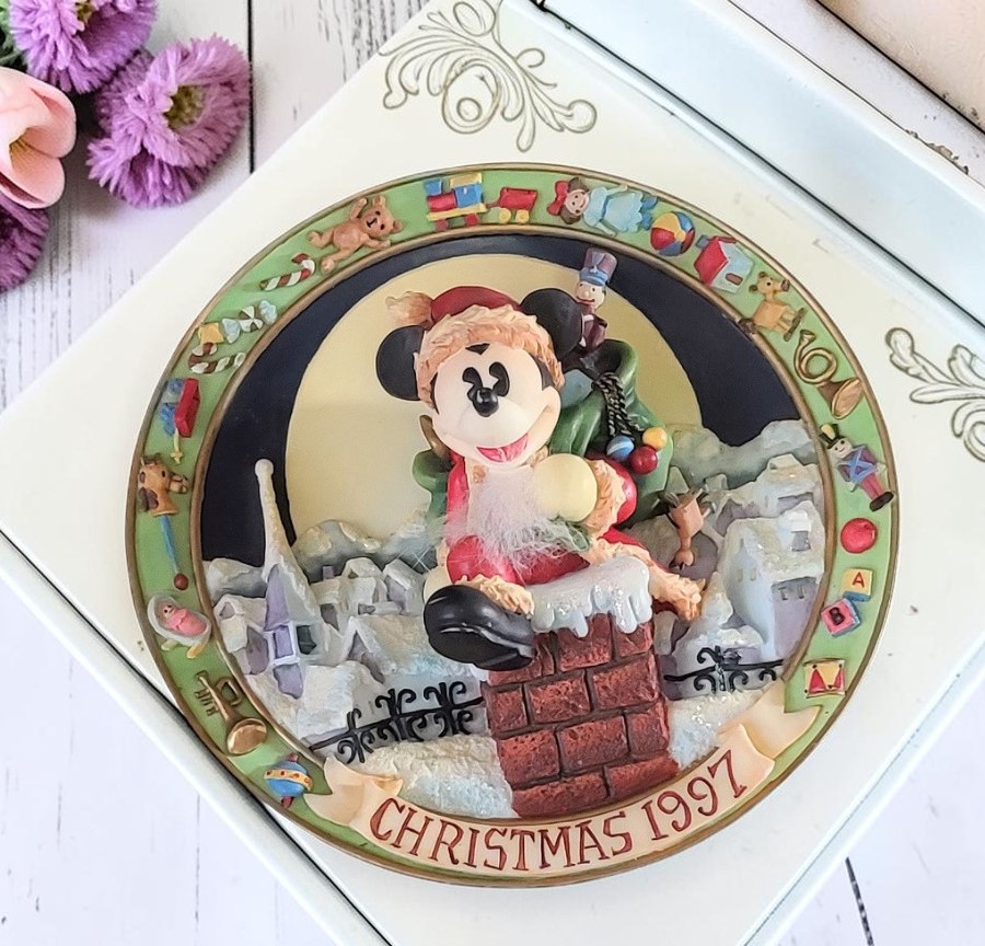 Disney Mickey Mouse 3-D Christmas 1997 Plate Santa Mickey