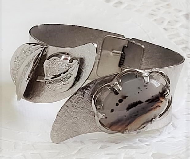 Glass Stone & Leaf Pattern Clamp Bracelet