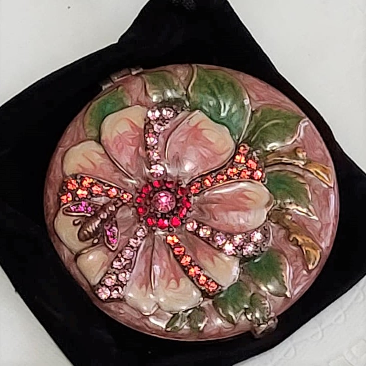 Compact Mirror with Crystals