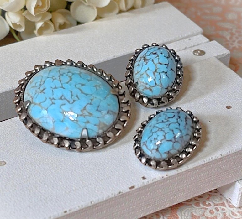 Robins egg glass turquoise pin and matched earrings clip on