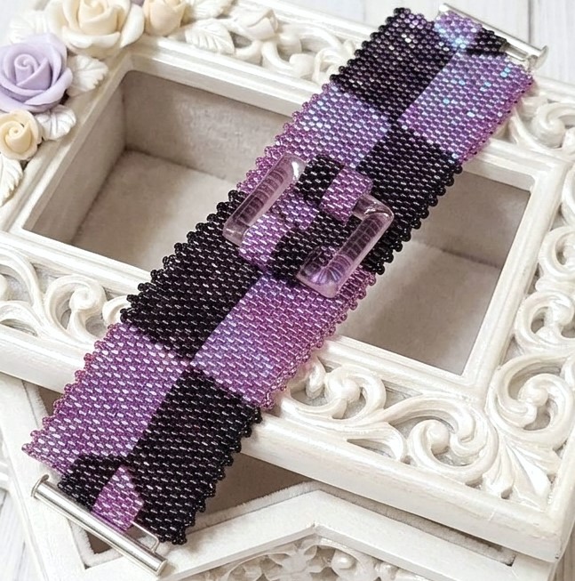 Miyuki Glas Iridescent Purple and Mauve Beaded Bracelet with Glass Buckle