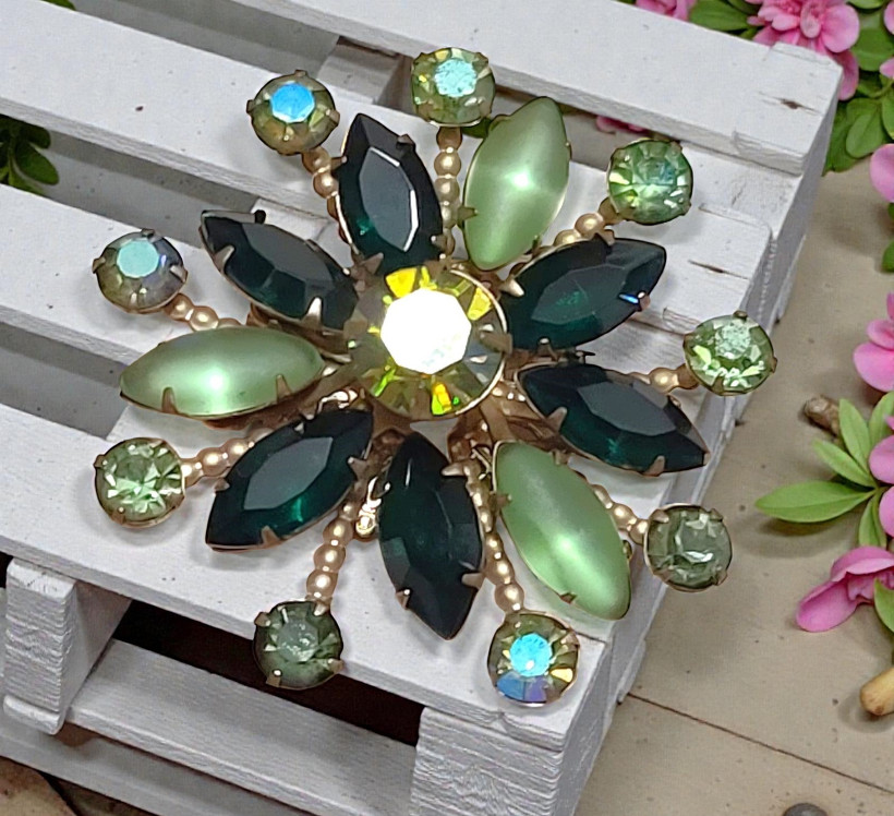 Vintage rhinestone spray pin, dark green rhinestones and green moonglow Vintage rhinestone spray pin, dark green rhinestones and green moonglow