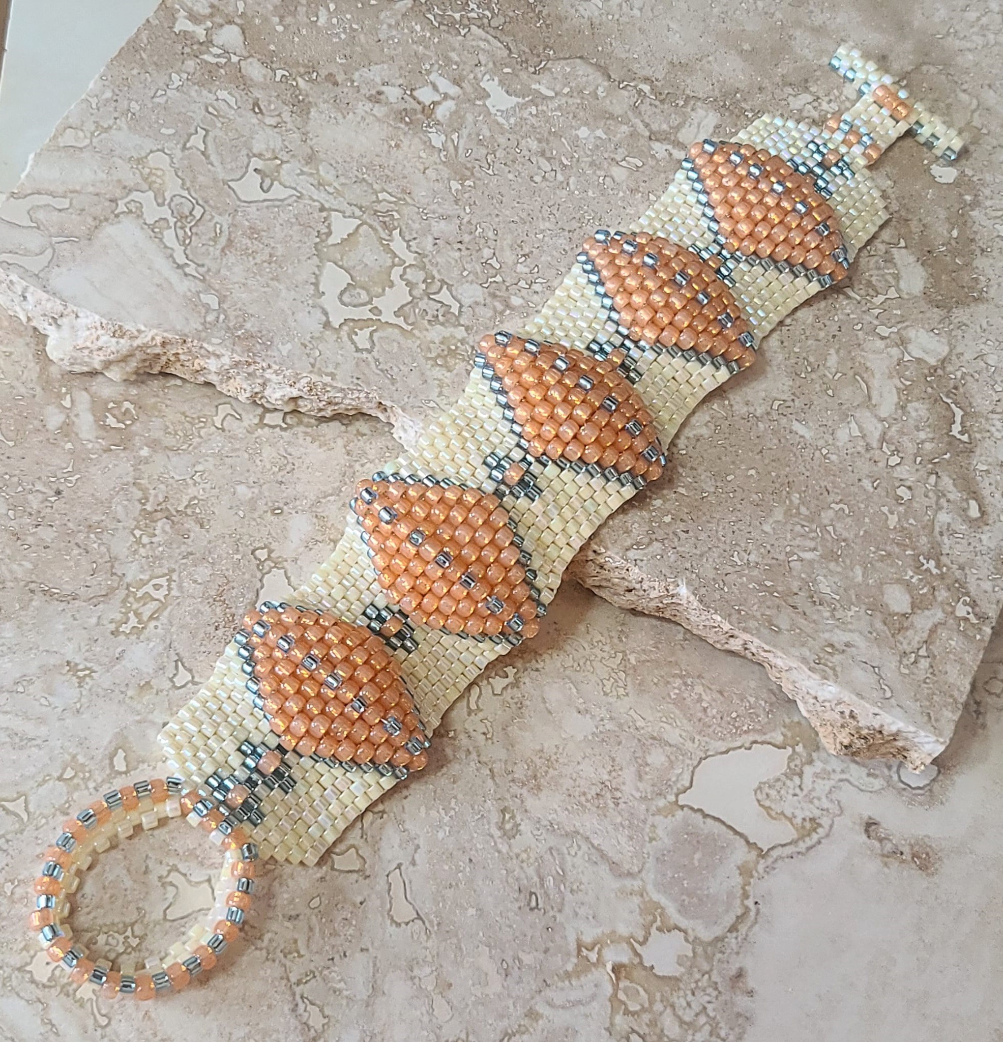 Beaded glass raised diamond shaped bracelet