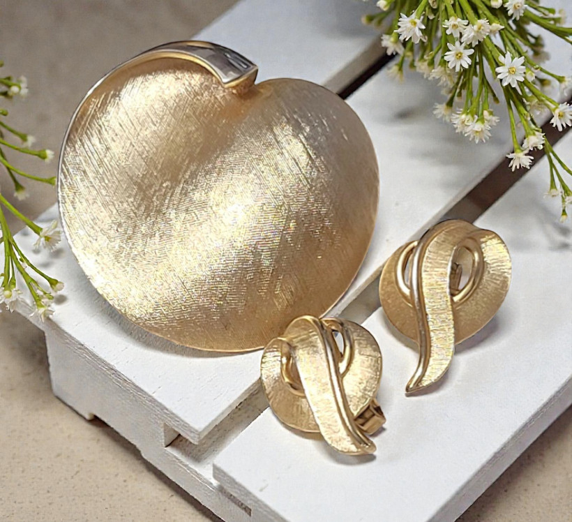 Trifari jewlery set, pin and clip on earrings