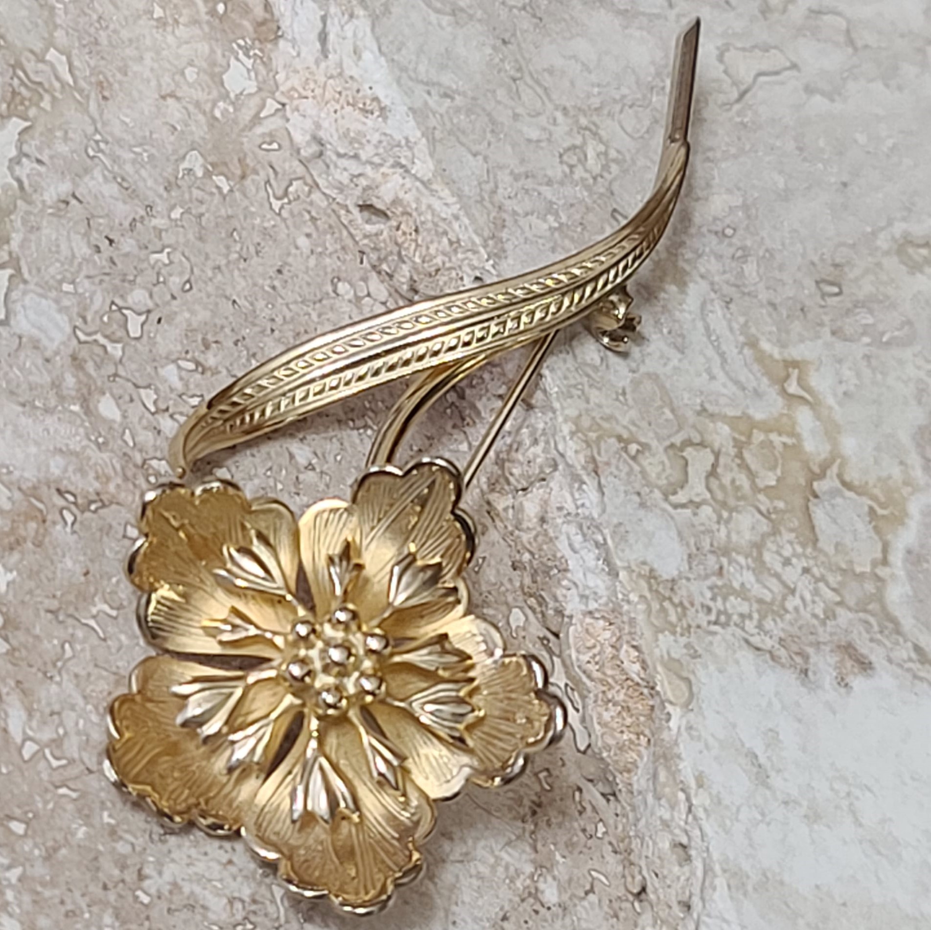 Giovanni Signed Goldtone Flower with stem pin brooch - Click Image to Close