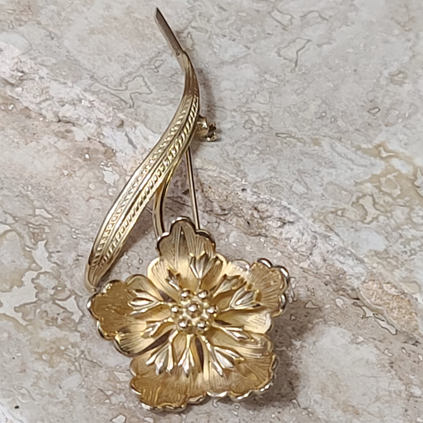 Giovanni Signed Goldtone Flower with stem pin brooch